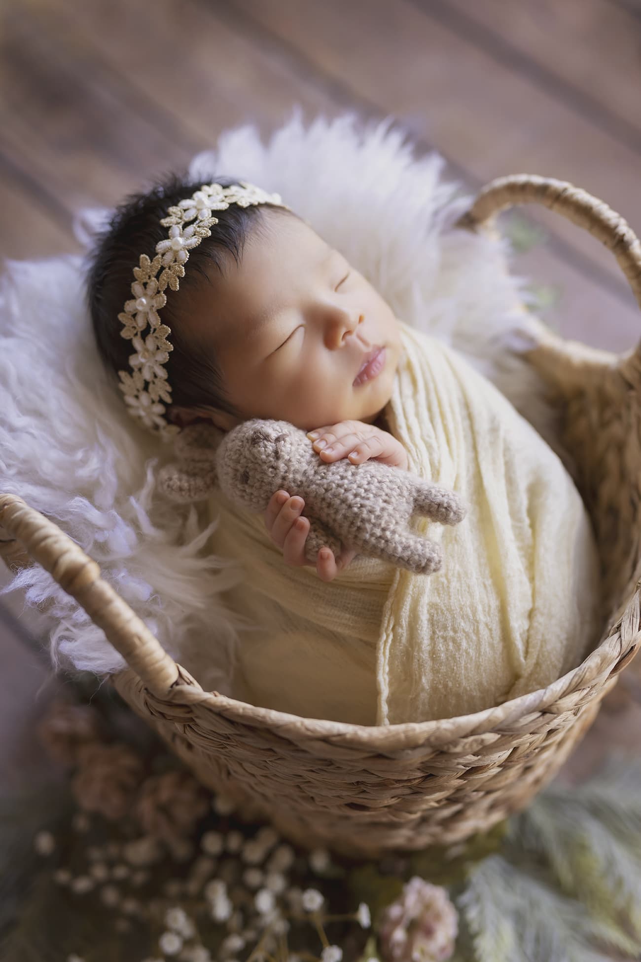 茨城県鉾田市光翔　レンタル＆フォトスタジオ。ニューボーン撮影　ヘッドドレスを付けた生まれたばかりの赤ちゃんを撮影した画像